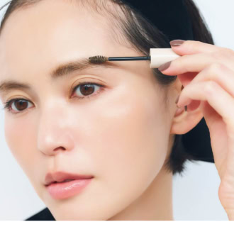 続いて眉頭から毛流れに沿って。全体をしっかり色づけしつつ、同時に毛流れも整えます。