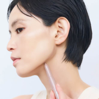 耳の下、エラあたりから顎先まで影をつけます。顔ではなく、輪郭の外側を狙うイメージで。 引いた影をなじませます。上ではなく首の方へ。下に向かってなじませるのがポイントです。