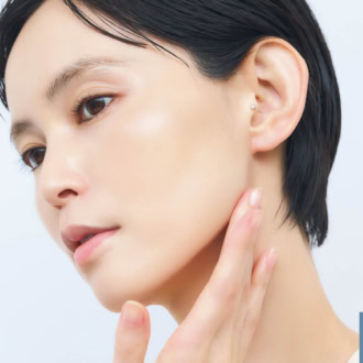 引いた影をなじませます。上ではなく首の方へ。下に向かってなじませるのがポイントです。
