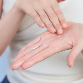 下地はパール粒2つ分くらいを取ったら、まず手のひら全体に薄く塗り広げます。