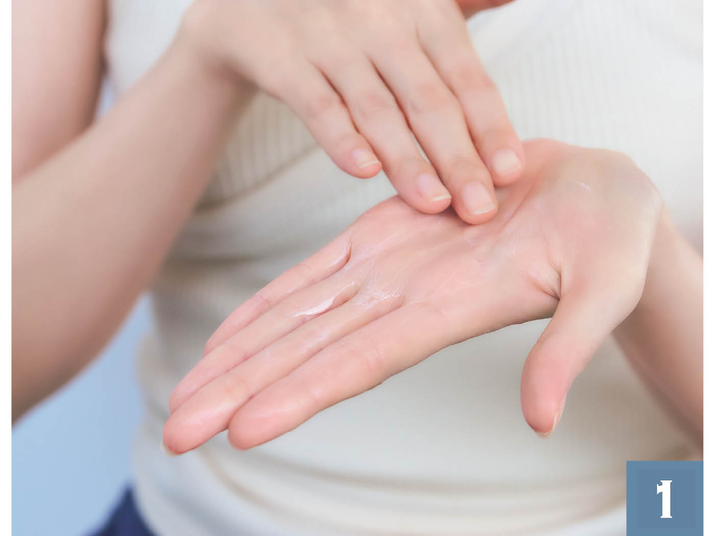 下地はパール粒2つ分くらいを取ったら、まず手のひら全体に薄く塗り広げます。