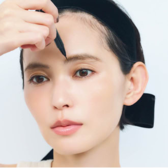 眉頭は本来の上向きの毛流れに沿うようにして、数本描き足します。このとき筆は立てるようにして。