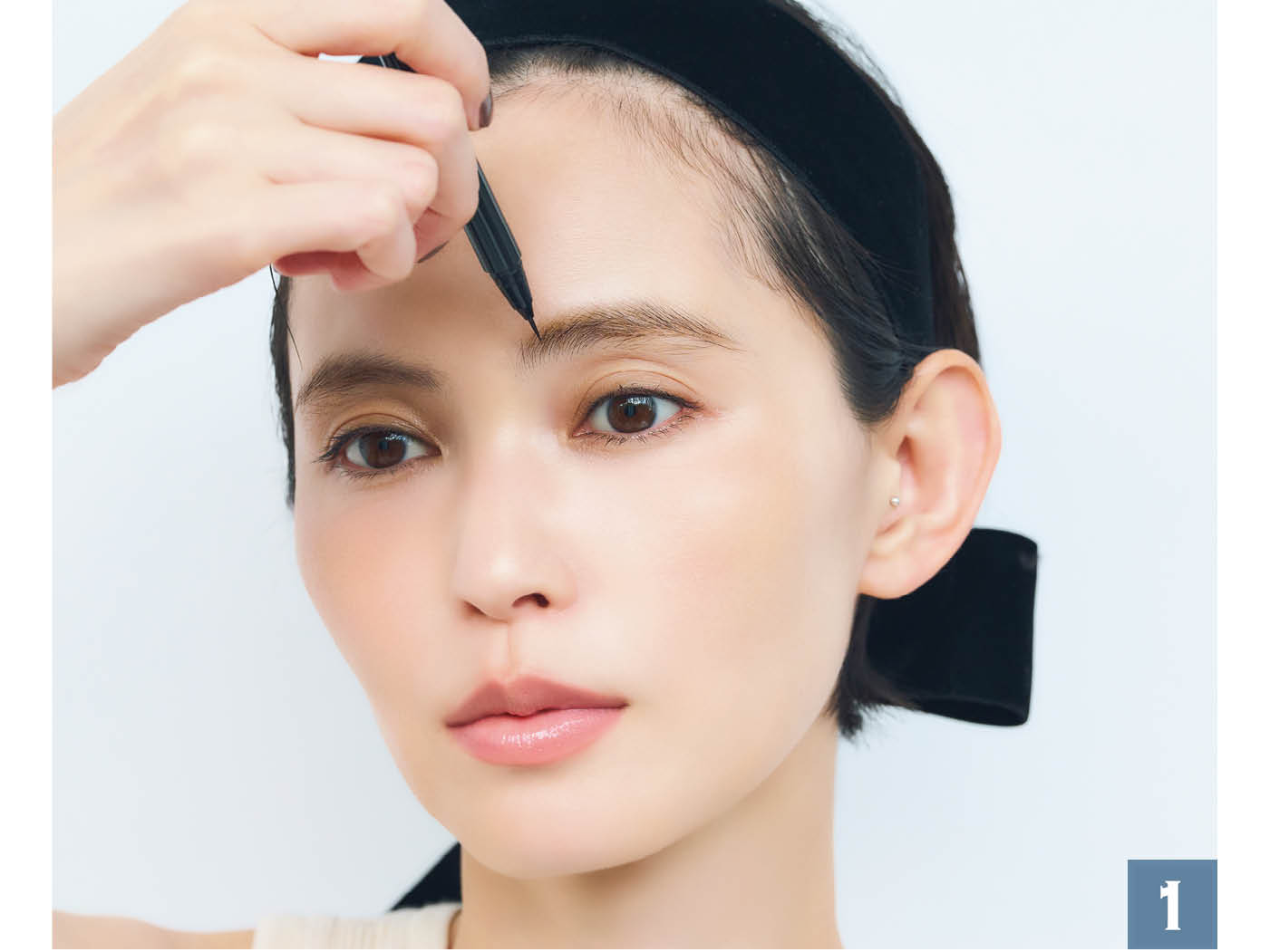眉頭は本来の上向きの毛流れに沿うようにして、数本描き足します。このとき筆は立てるようにして。