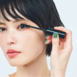 まつ毛をしっかり上げたら、ブラシで根元を持ち上げるように、上まつげ全体に塗る。