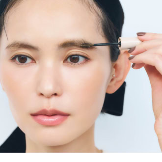 カラーマスカラは、まず眉尻側から毛流れに逆らうようにして塗ります。こうするとしっかり発色。
