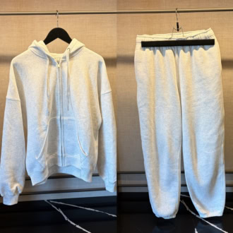 ヘビーウェイトスウェットコクーンフルジップパーカST3,990円、ヘビーウェイトスウェットジョガーパンツST2,990円（共にGU）