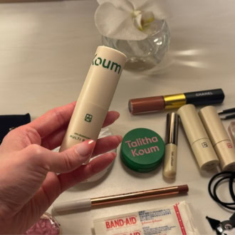 「目薬、傷薬の軟膏、絆創膏、小さなハサミ。そして、リップ製品と Talitha Koum(タリダクム)のマルチバーム(残念ながら、日本未入荷)。一人の女性としての私自身をも慌てさせないでいてくれる、SOSキット(笑)」(チェさん)。