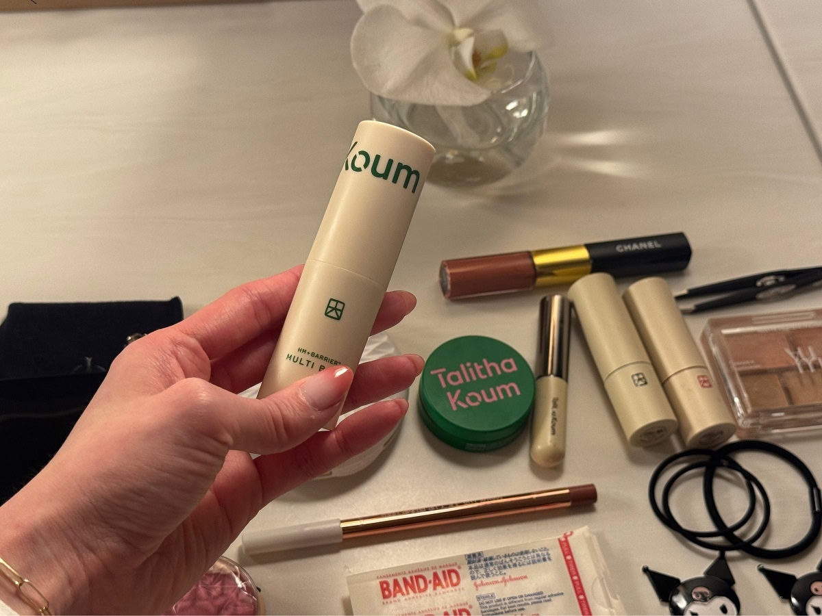 「目薬、傷薬の軟膏、絆創膏、小さなハサミ。そして、リップ製品と Talitha Koum（タリダクム）のマルチバーム（残念ながら、日本未入荷）。一人の女性としての私自身をも慌てさせないでいてくれる、SOSキット（笑）」（チェさん）。