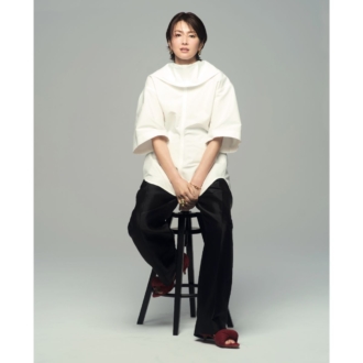 「シンプル服に小物を合わせるのが大人」吉瀬美智子さんが纏う、ボッテガ・ヴェネタ 2026プレフォールコレクション