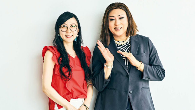 Profile 右:肉乃小路ニクヨさん/経済愛好家、ニューレディー、コラムニスト。慶應義塾大学在学中より女装をスタート。金融業界に10年以上勤務しお金のプロとして活躍。 左:藤野翠さん/フリーランスの日本語教師。夫の仕事の都合でドバイに駐在した経験が。小学校3年生と5年生、二児の母。自分なりに株式投資にも挑戦中。