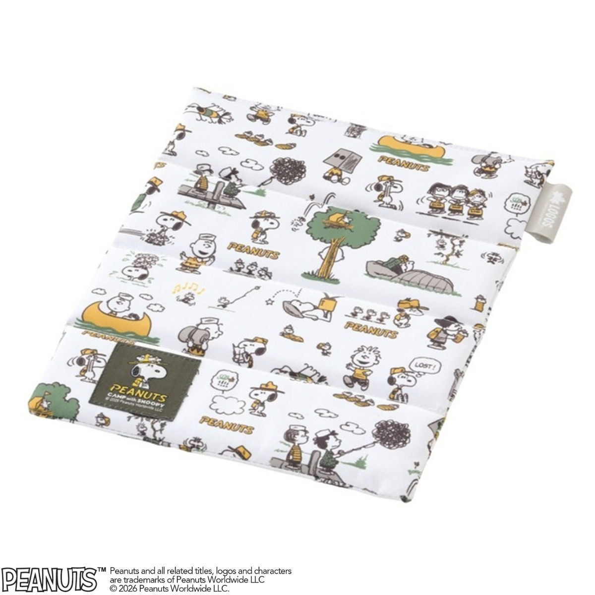 コンパクトに収納できる4つ折りクッション。SNOOPY四つ折りクッション［約H34×W27×D1cm、収納サイズ約H27×W9×D5cm、約100 g］1210円（ロゴス）