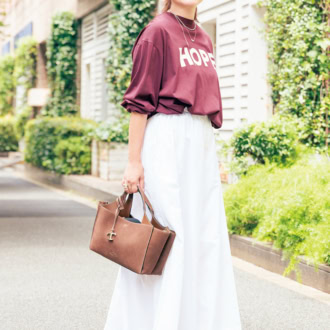 Tシャツ／キャサリン ハムネット× ロンハーマン、スカート／エムティーモデリストフォー ロンハーマン、バッグ／トッズ フォー ロンハーマン、SVネックレス／ホーセンブース、パールGDラリエット／ミズキ