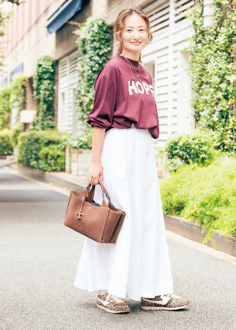 Tシャツ/キャサリン ハムネット× ロンハーマン、スカート/エムティーモデリストフォー ロンハーマン、バッグ/トッズ フォー ロンハーマン、SVネックレス/ホーセンブース、パールGDラリエット/ミズキ