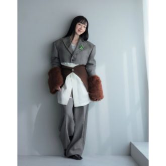 「凝ったものほど大人に似合う」麻生久美子さんが纏う秋の【最旬ジャケット】