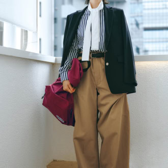 シャツ5万8300円（セブリン／アマン）　ジャケット7万5900円（エブール／リトルリーグ インク）　パンツ3万1900円（ハイク／ボウルズ）　イヤリング9900円（アビステ）　ベルト2万5300円（メゾンボワネ／デ・プレ）　リュック8580円（アウトドアプロダクツ／アウトドアプロダクツカスタマーセンター）
