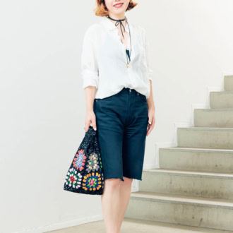 シャツ／ギャルリー・ヴィー デニムパンツ／ヴィンテージ バッグ／アシシュ ロングネックレス／レナード ビジュー チョーカー／ノーブランド