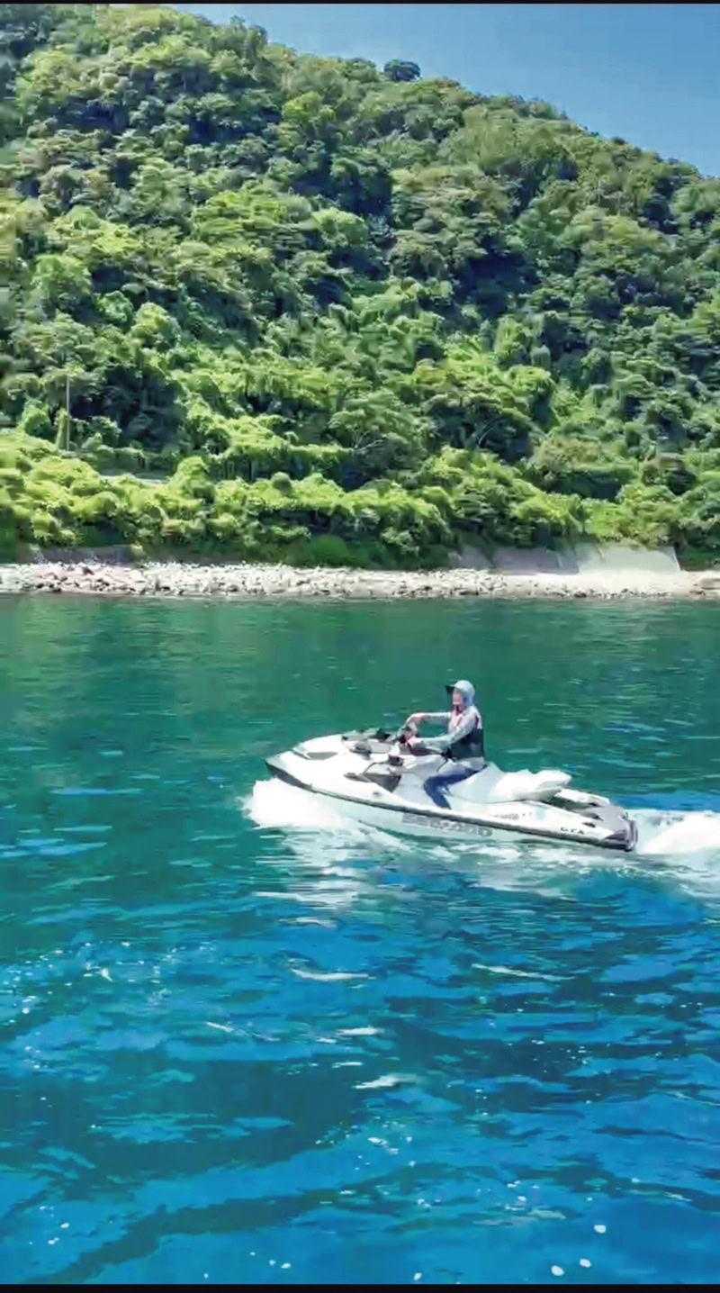 観月ありささんの海遊び