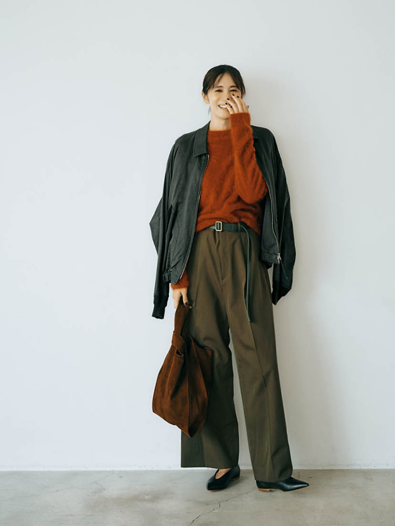 ブルゾン14万3000円、ニット6万9300円、パンツ6万4900円、ベルト3万1900円、靴7万5900円、バッグ10万8900円(すべてエイトン/エイトン 青山)