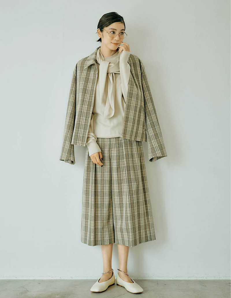 ブルゾン9万6800円、ガウチョパンツ7万4800円、ニット2万9700円、ニットスカーフ1万6500円(すべてロエフ/エイチ ビューティー&ユース) 眼鏡6万2590円(ミュウミュウ/ルックスオティカジャパン カスタマーサービス) 靴3万800円(モリーニ/ジャック・オブ・オール・トレーズ プレスルーム)