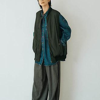 ジレ6万8200円、シャツ4万9500円、パンツ4万7300円（すべてサクラ／インターリブ）　ピアス5万8300円（マリハ）　ミュールローファー4万4000円（カステラーノ／フラッパーズ）
