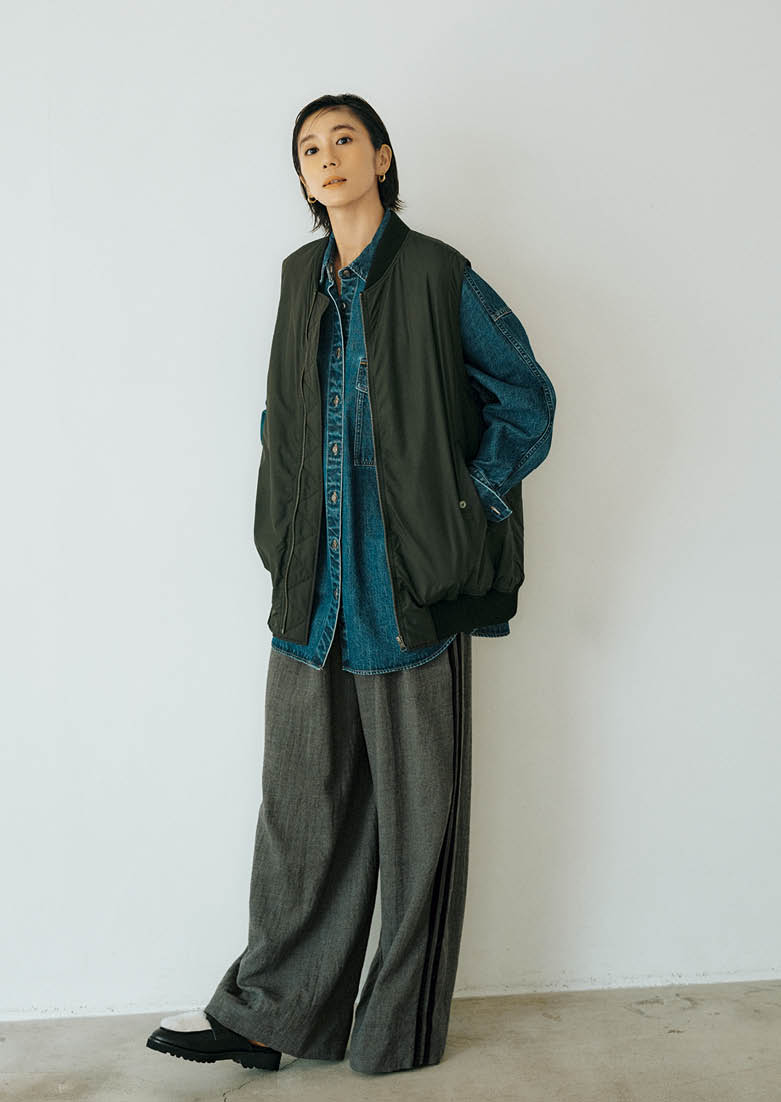 ジレ6万8200円、シャツ4万9500円、パンツ4万7300円（すべてサクラ／インターリブ）　ピアス5万8300円（マリハ）　ミュールローファー4万4000円（カステラーノ／フラッパーズ）