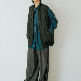 ジレ6万8200円、シャツ4万9500円、パンツ4万7300円（すべてサクラ／インターリブ）　ピアス5万8300円（マリハ）　ミュールローファー4万4000円（カステラーノ／フラッパーズ）