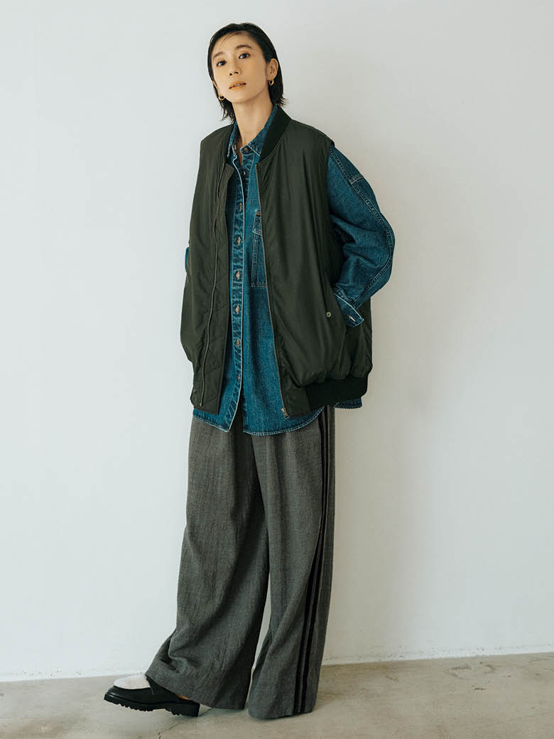 ジレ6万8200円、シャツ4万9500円、パンツ4万7300円（すべてサクラ／インターリブ）　ピアス5万8300円（マリハ）　ミュールローファー4万4000円（カステラーノ／フラッパーズ）