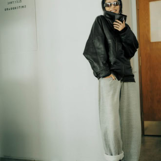 ジャケット42万9000円（ブランカ）、パンツ11万円（アールサーティーン）、ブーツ8万8000円（ストラテジア／すべてアパルトモン 青山店）　リング9万1300円（プラウ）　サングラス7万180円（プラダ／ルックスオティカジャパン カスタマーサービス）