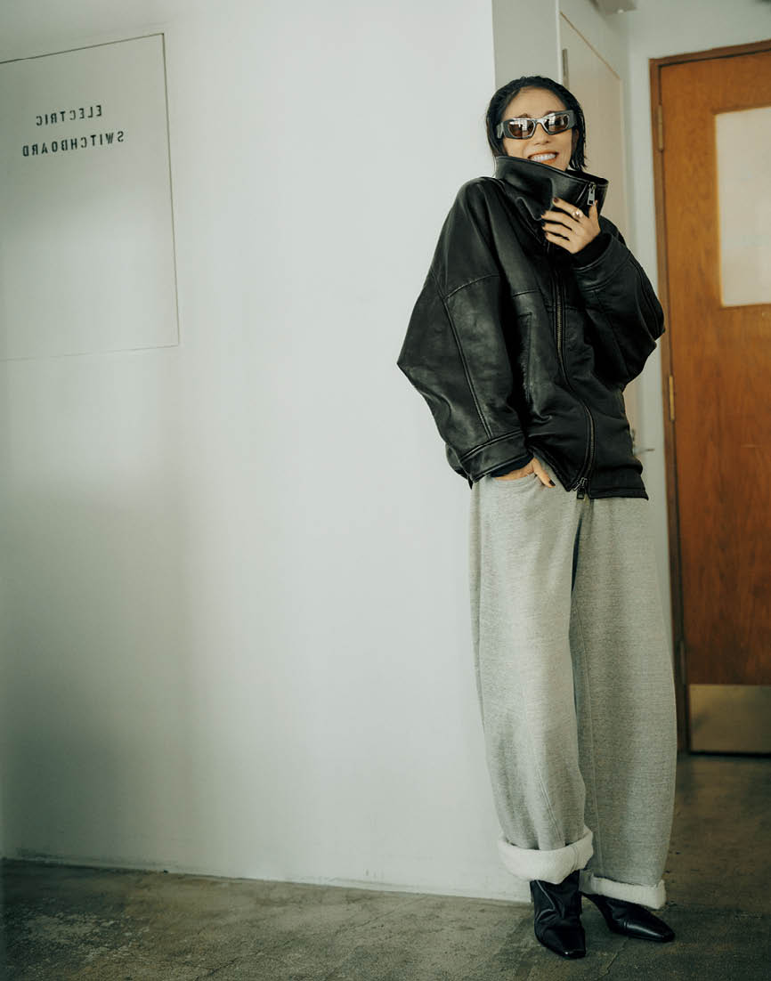 ジャケット42万9000円（ブランカ）、パンツ11万円（アールサーティーン）、ブーツ8万8000円（ストラテジア／すべてアパルトモン 青山店）　リング9万1300円（プラウ）　サングラス7万180円（プラダ／ルックスオティカジャパン カスタマーサービス）