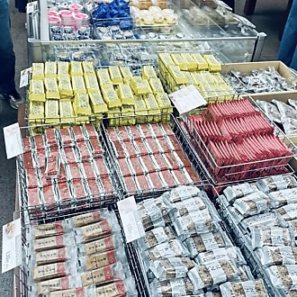 六花亭 札幌本店では、人気銘菓がバラ売りされているため、好きなものを好きなだけ買って帰れる
