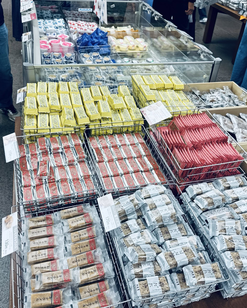 六花亭 札幌本店では、人気銘菓がバラ売りされているため、好きなものを好きなだけ買って帰れる
