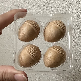 六花亭 直営店でしか買えない限定スイーツ「どんぐりころころ」。ひとくちサイズのチョコ入り最中が4個入り