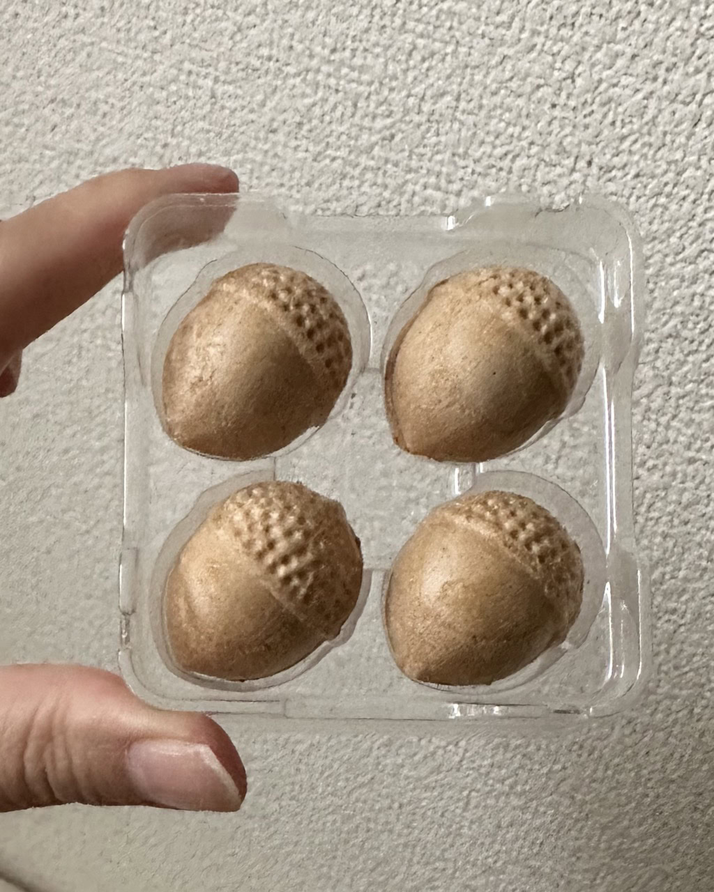 六花亭 直営店でしか買えない限定スイーツ「どんぐりころころ」。ひとくちサイズのチョコ入り最中が4個入り