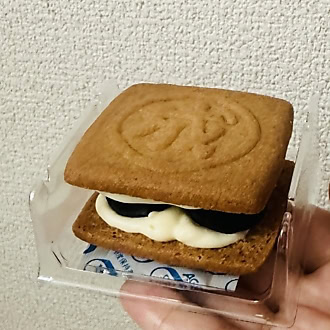 六花亭直営店・札幌本店でしか買えない限定スイーツ（マルセイバターサンド 生ブルーベリー）はプラスチックのトレーに入っている