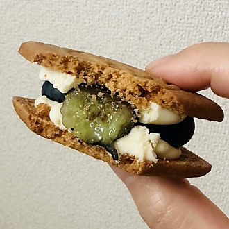 六花亭直営店・札幌本店でしか買えない限定スイーツ（マルセイバターサンド 生ブルーベリー）の断面