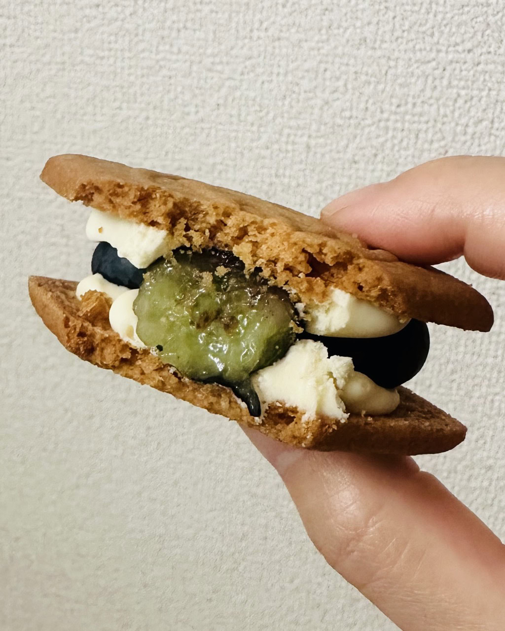 六花亭直営店・札幌本店でしか買えない限定スイーツ(マルセイバターサンド 生ブルーベリー)の断面