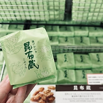 六花亭 直営店でしか買えない限定おかき「揚げおかき 昆布蔵」
