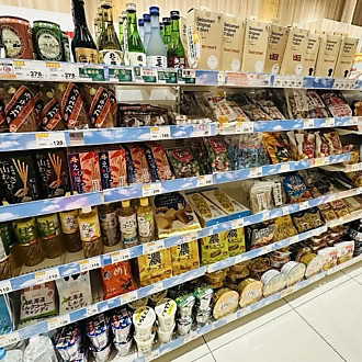 北海道銘菓やご当地グルメが並ぶセイコーマート（セコマ）の棚