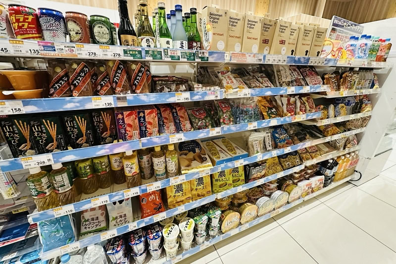 北海道銘菓やご当地グルメが並ぶセイコーマート(セコマ)の棚
