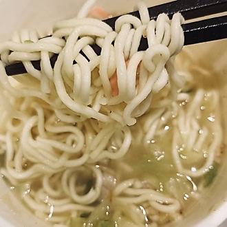 セイコーマート（セコマ）で人気のカップ麺：山わさび塩ラーメンの調理画像