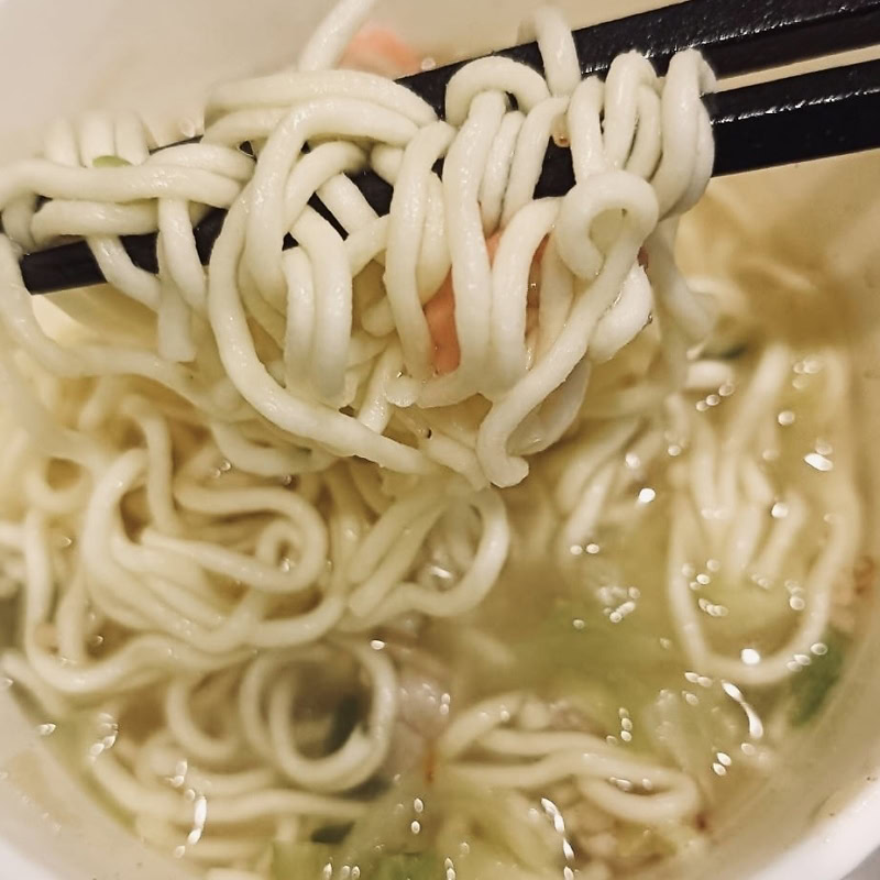 セイコーマート（セコマ）で人気のカップ麺：山わさび塩ラーメンの調理画像