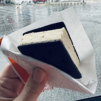 六花亭直営店・札幌本店でしか買えない限定アイススイーツ（雪こんチーズ）